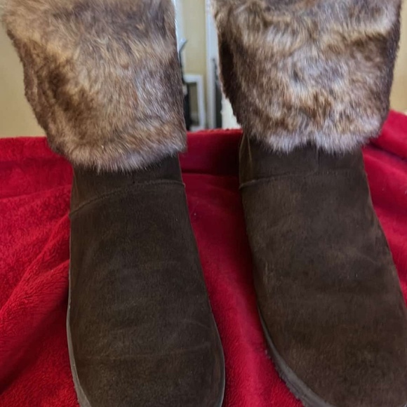 Minnetonka brown suede ankle fur and fur lined- stain and water repellent - Picture 2 of 4